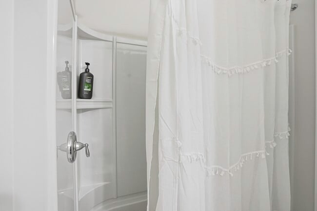 Building Photo - 4 Winslow Ln