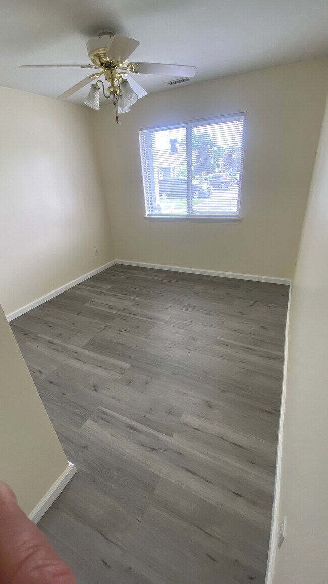 Building Photo - 868 Birchwood Park Dr