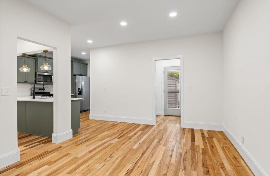 Building Photo - 606 Cromwell Ave