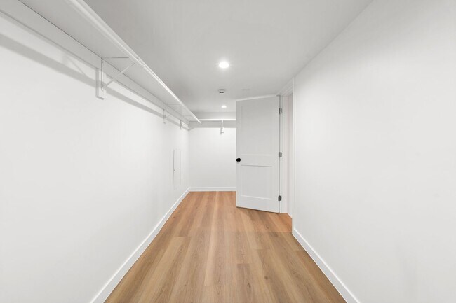 Building Photo - Newly Remodeled 1 Bed, 1 Bath Apartment in Prime Silver Lake!