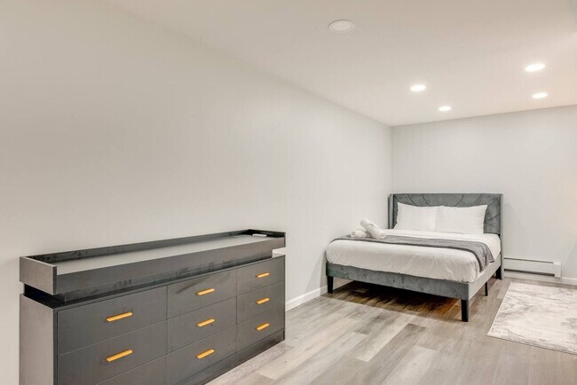 Building Photo - 2135 Rosemont Dr