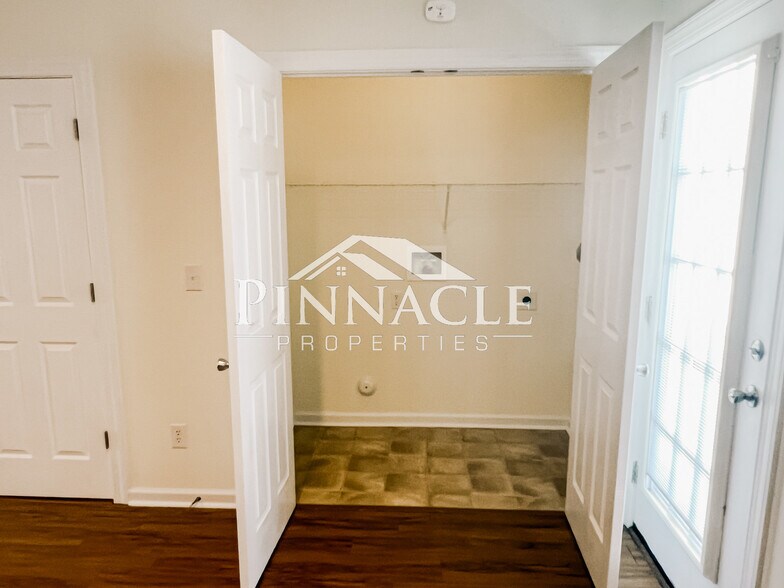 Building Photo - 208 Colonnade St