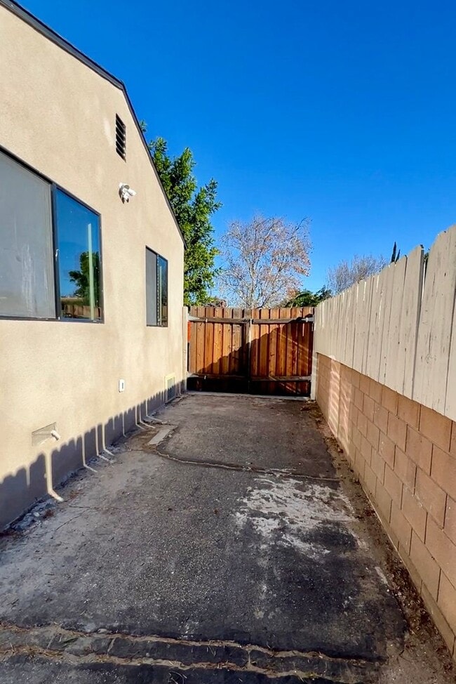 Building Photo - 7309 Yarmouth Ave