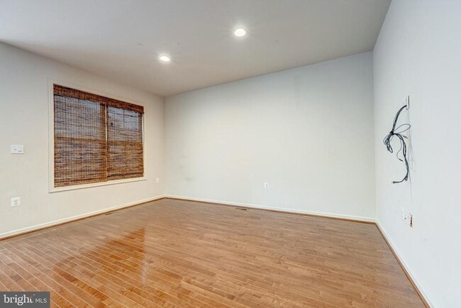 Building Photo - 42541 Dreamweaver Dr