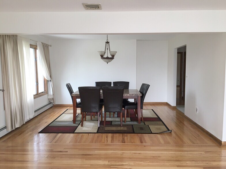 Building Photo - 193 Banta Ave