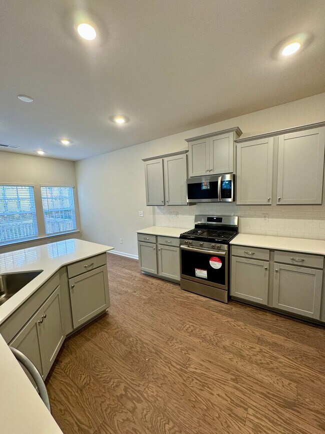 Building Photo - 4BR/2.5BA in Steel Creek's Brightwater Neighborhood