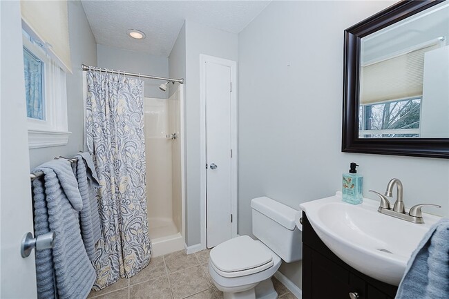 Building Photo - 979 Barclay Rd