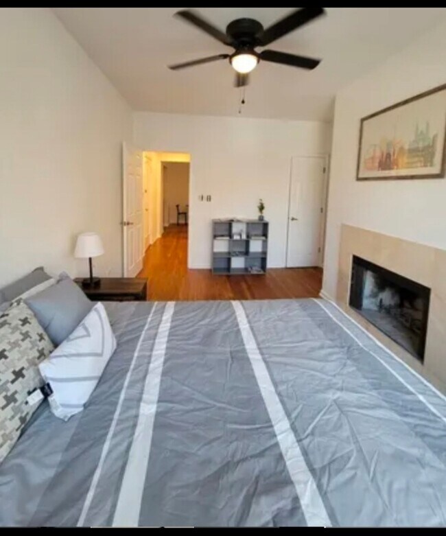 Building Photo - 681 W Wrightwood Ave