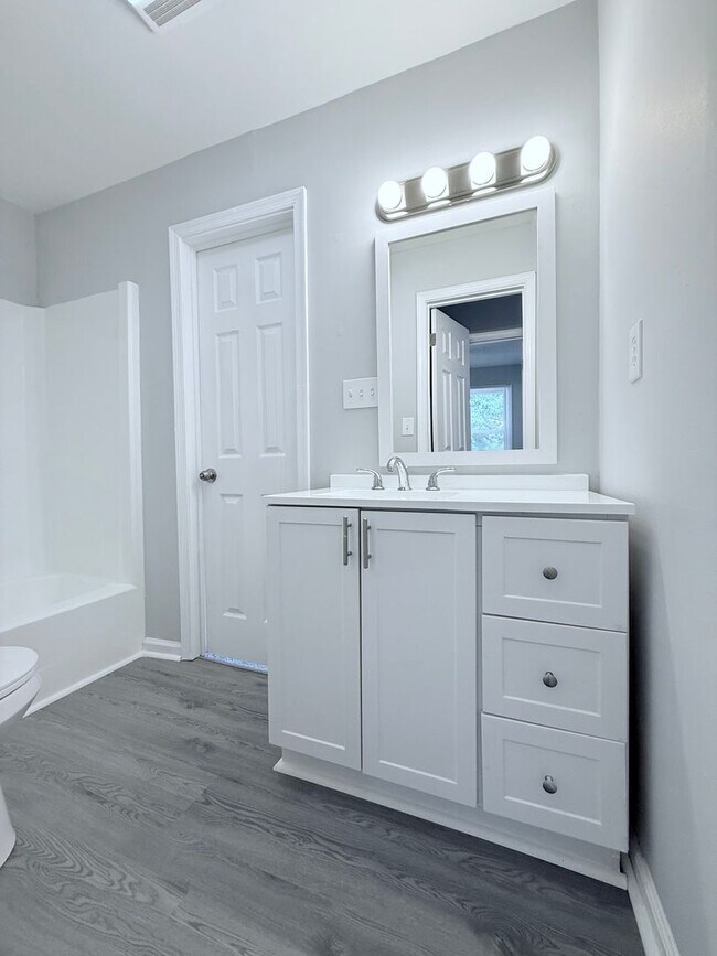 Building Photo - Modern Comfort Meets Convenience – Renovat...