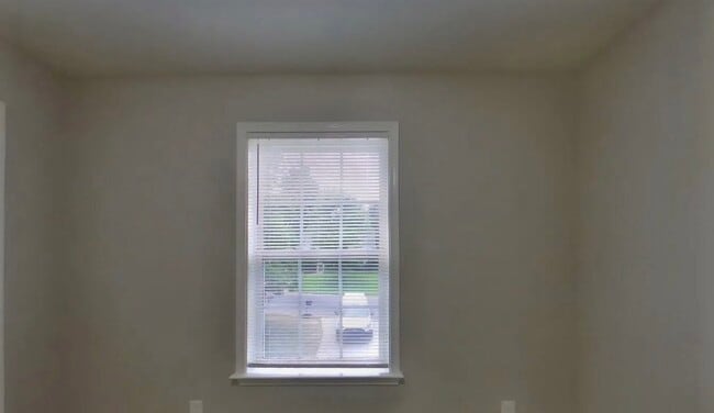 Building Photo - 3 Bedroom Residence Perfect for Family Living