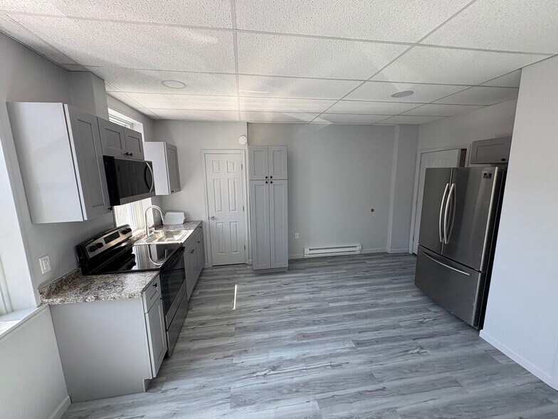 Building Photo - 25 E 4th St