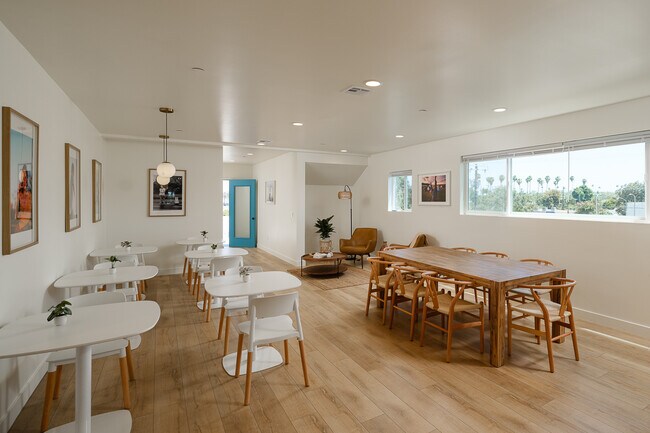 Building Photo - 3045 W Boulevard2A-2A