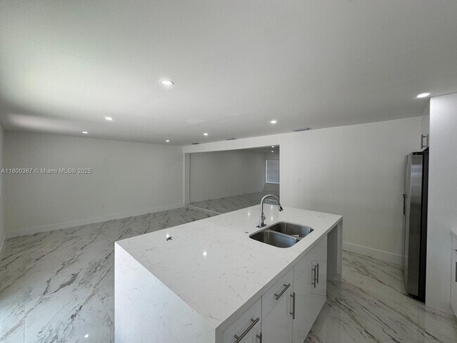 Building Photo - 11000 SW 47th Terrace