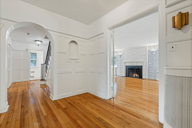 Building Photo - 30 Park Dr N