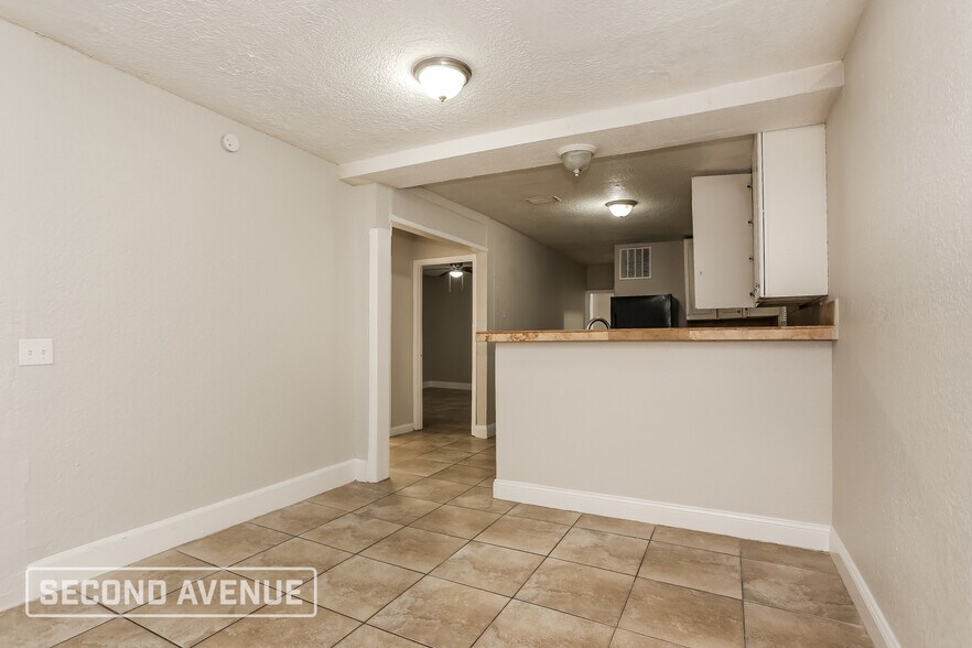 Building Photo - 2121 Broadway Ave