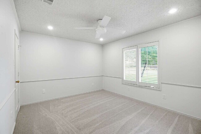 Building Photo - Top-Tier Luxury Living at 98th & Quaker | Kings Gate
