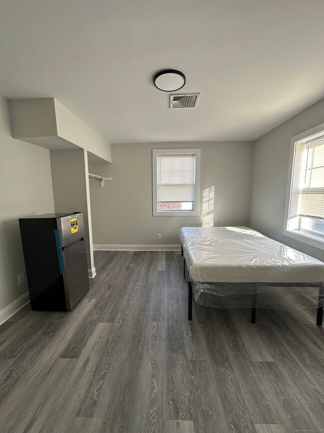 Building Photo - 1065 Central Ave