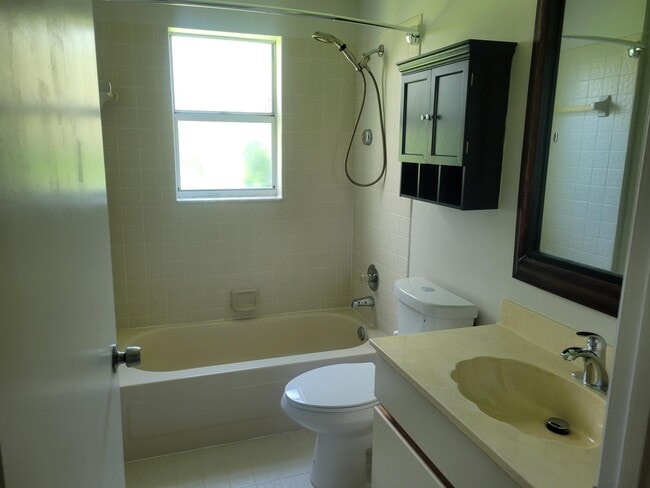 Building Photo - 715 Birdie Ct