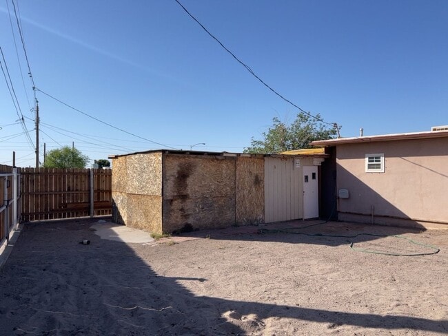 Building Photo - Henderson - 3 Bedrooms - 1 Baths - Corner Lot