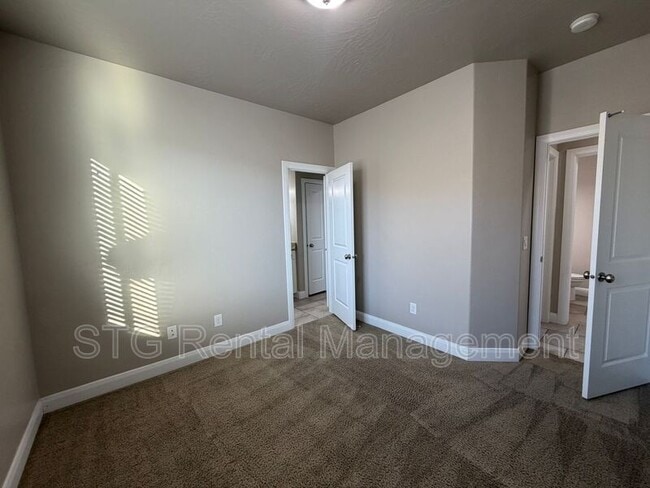 Building Photo - 469 E Barcelona Dr