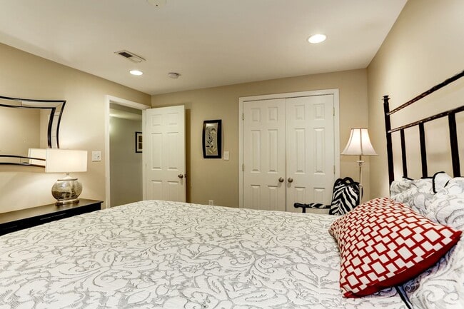 Building Photo - 1871 Newton St NW