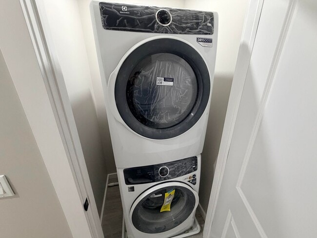 Building Photo - 194 N Lake Ave