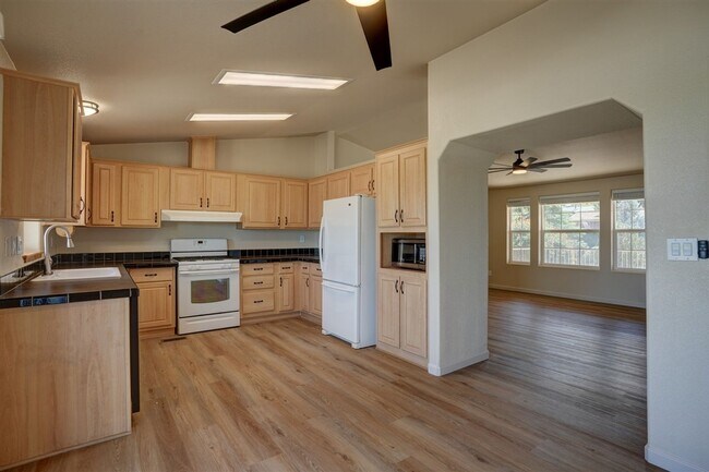 Building Photo - 3 Bedroom, 2 Bath Home with Views of Willo...