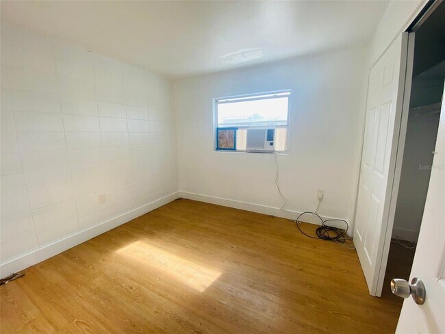 Building Photo - 1341 W Point Dr