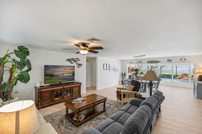 Building Photo - 2066 5th Ct SE