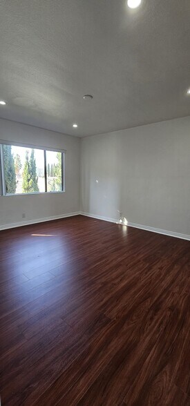 Building Photo - 1105 S Barrington Ave