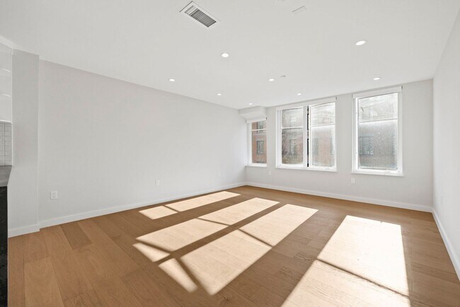 Building Photo - 693 Sutter St