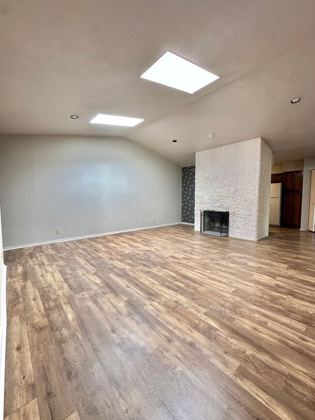 Building Photo - Now Available - 2 Bedroom 1.5 Bathroom Con...