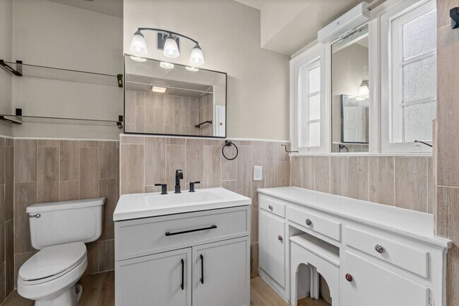 Building Photo - 1321 E Monument St