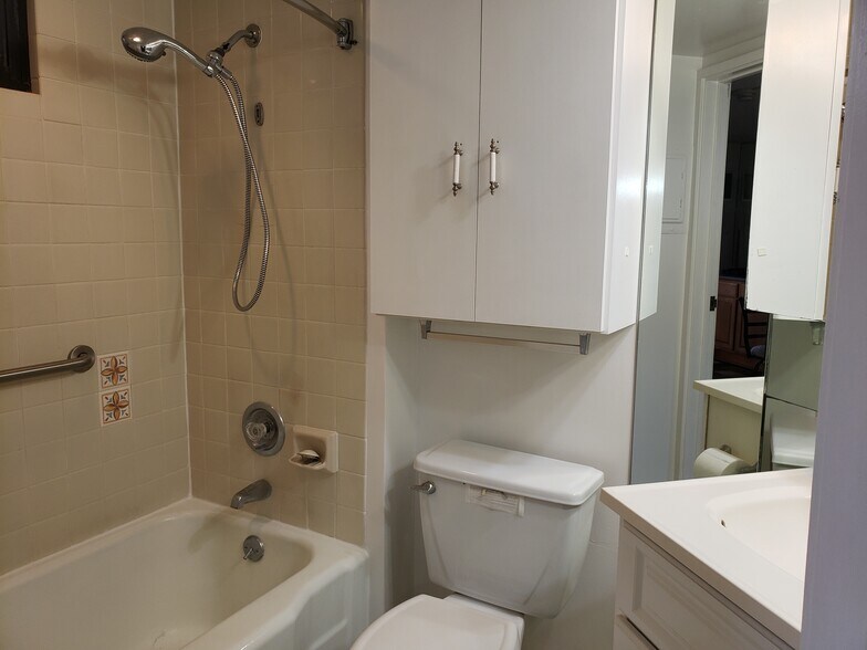 Full tub & shower bathroom - 300 Wai Nani Way