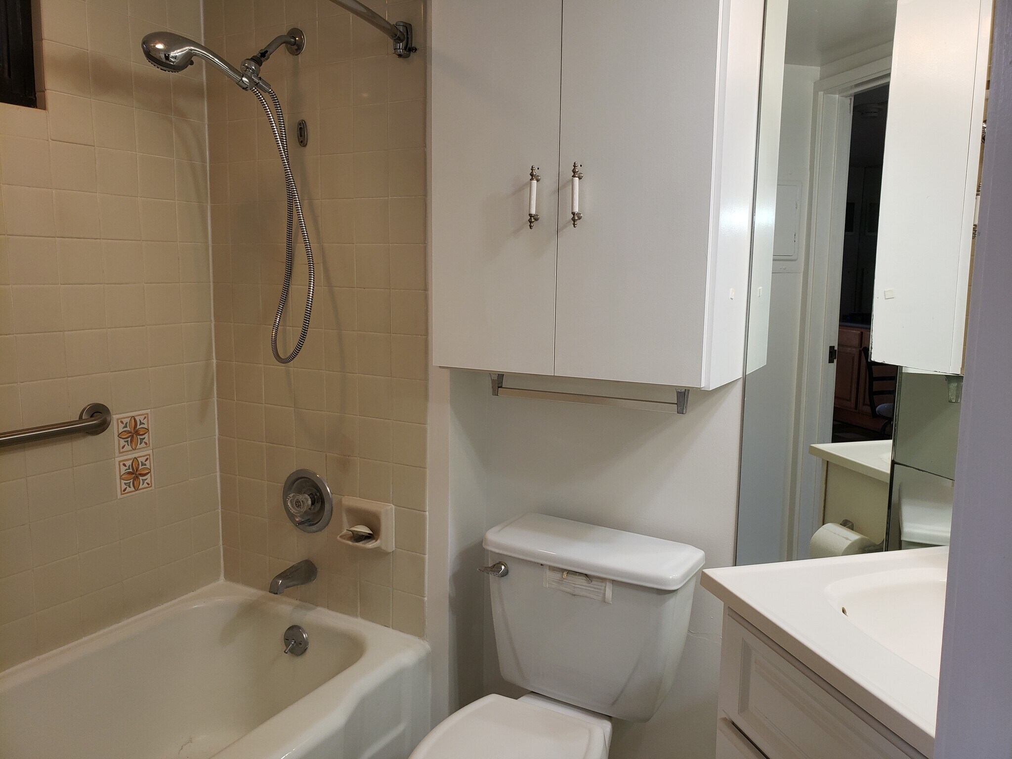 Full tub & shower bathroom - 300 Wai Nani Way