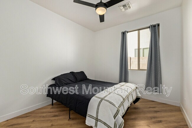 Building Photo - 17809 W Lincoln St