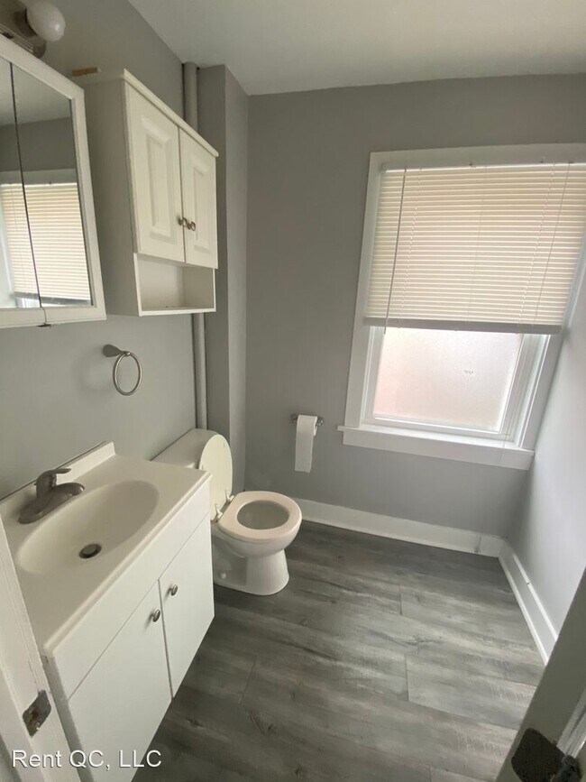Building Photo - 5 br, 1.5 bath House - 207 E Locust Street