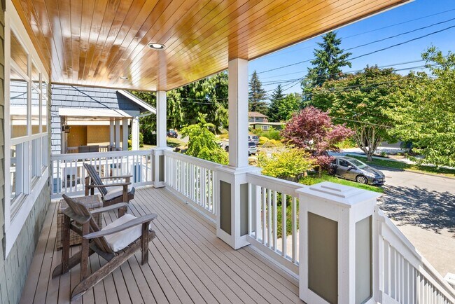 Building Photo - Gorgeous Big Ravenna Home in Seattle