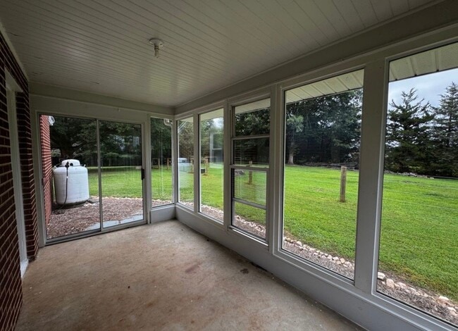 Building Photo - 4011 Rolling Hill Dr