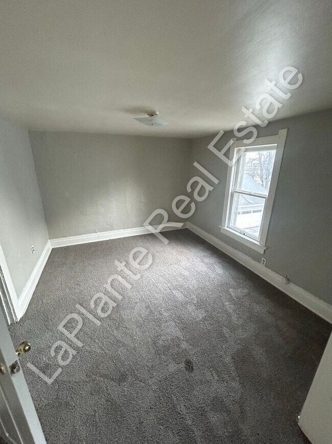 Building Photo - 1439 Vassar Dr