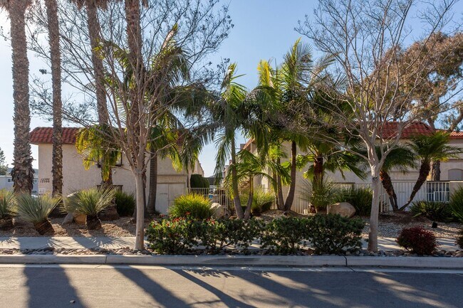 Building Photo - 2 WEEKS FREE! Gorgeous 1 BR with AC and Pa...