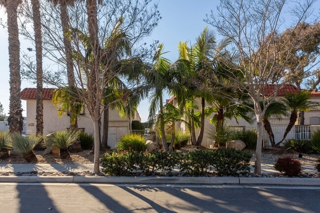 Building Photo - Gorgeous 1 Bedroom with AC and Parking in ...