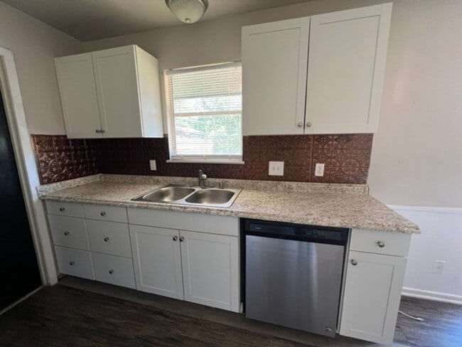 Building Photo - 2333 Marsalis Dr