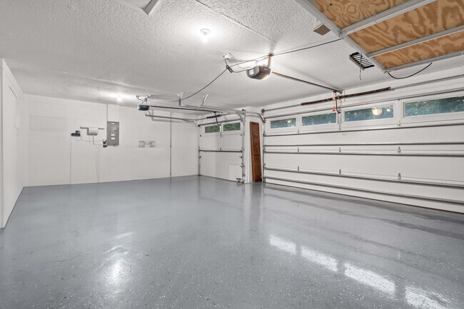 Building Photo - 9905 Woodbay Dr