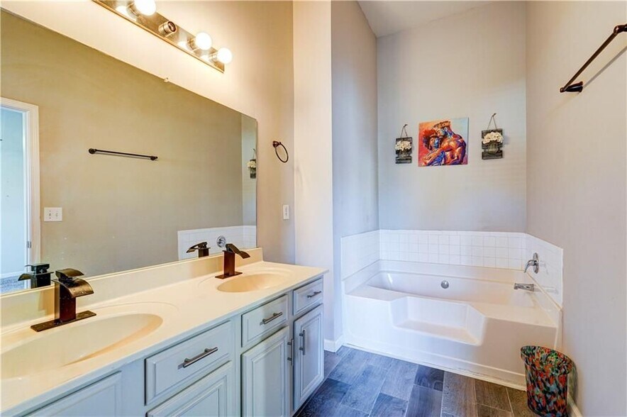 Building Photo - 2837 Laurel Ridge Cir