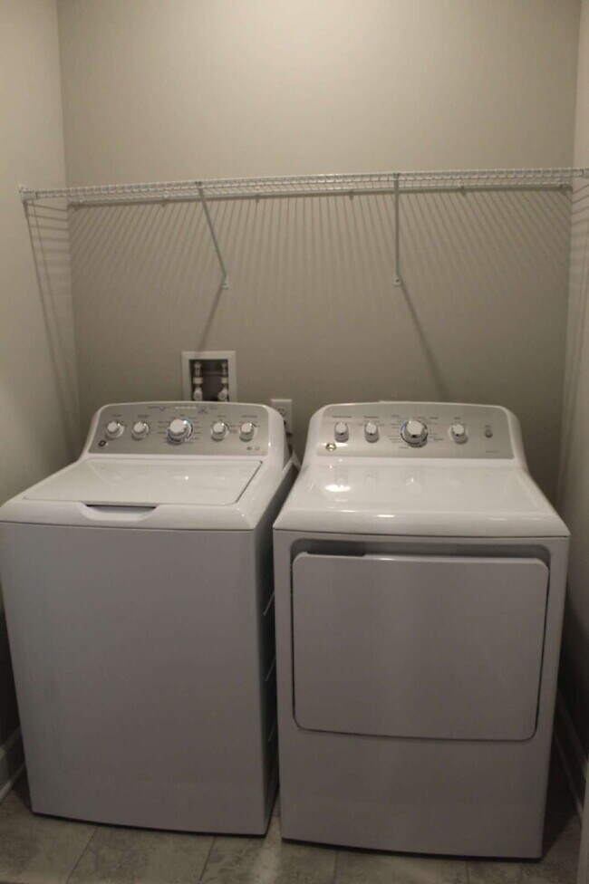 Building Photo - Exquisite 3-Bed Townhouse in Moon Township...