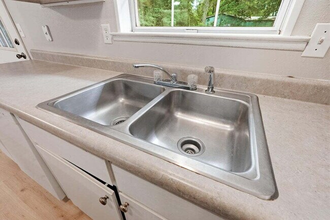 Building Photo - A small-town charm ready for move in!