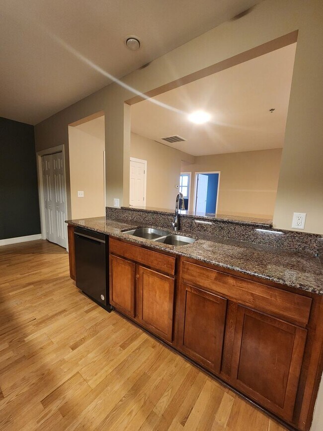 Building Photo - Beautiful Condo-Downtown Hendersonville, NC