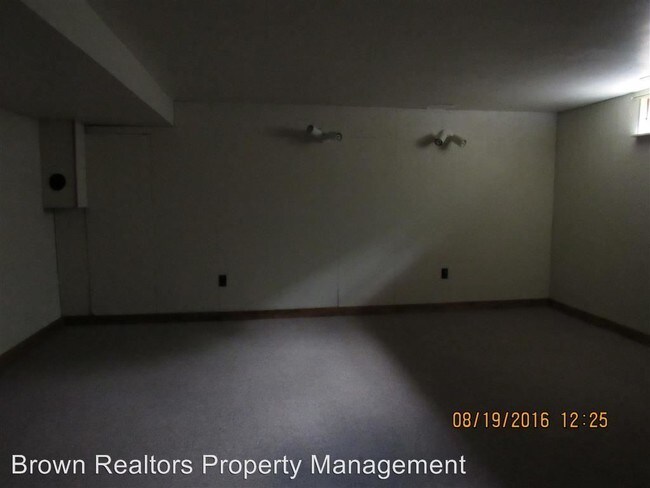 Building Photo - 9139 Wedgewood Dr