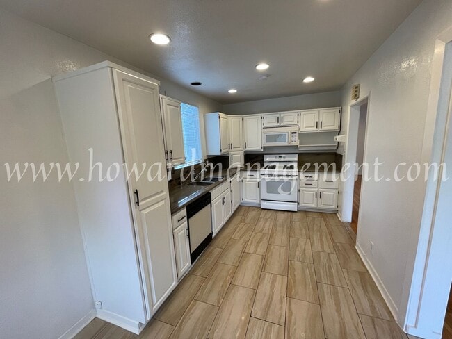 Building Photo - Beautiful Home On Corner Lot With Large Ba...